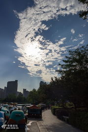 西安雨后雙景 昨日彩霞映彩虹，今朝藍天繪白云